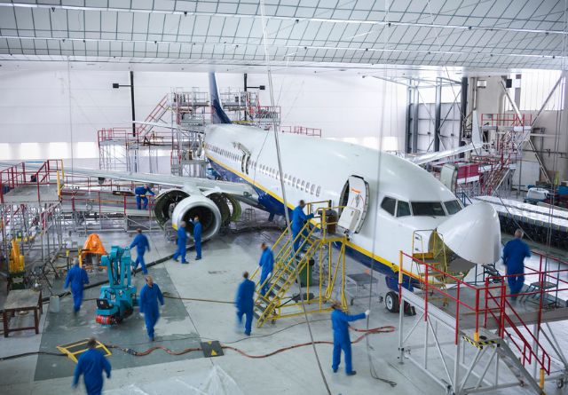Con Ferretería Xerez, las empresas del sector aeroespacial pueden realizar correctamente su mantenimiento.
